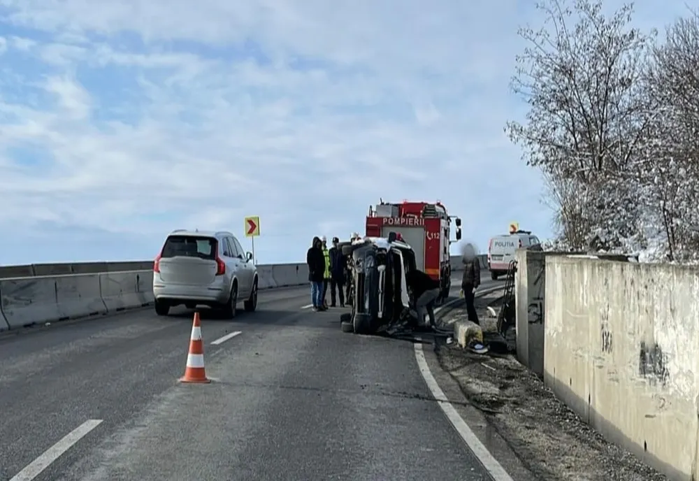 Maşină răsturnată, la Valea Mare. Se circulă pe o singură bandă