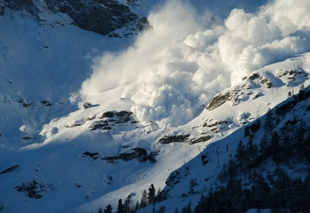 RISC ÎNSEMNAT DE AVALANȘE ÎN MASIVELE DIN FĂGĂRAȘ ȘI BUCEGI