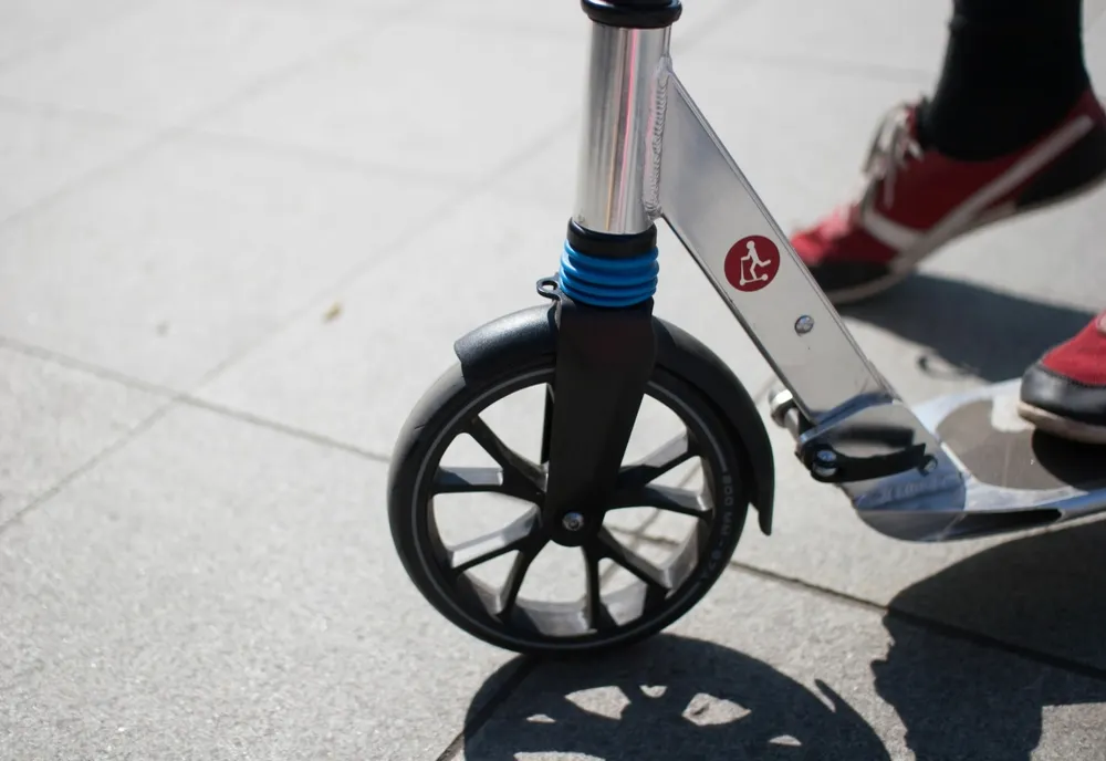 RCA obligatoriu pentru trotinete și biciclete electrice. Legea a intrat în vigoare, cât costă o astfel de asigurare