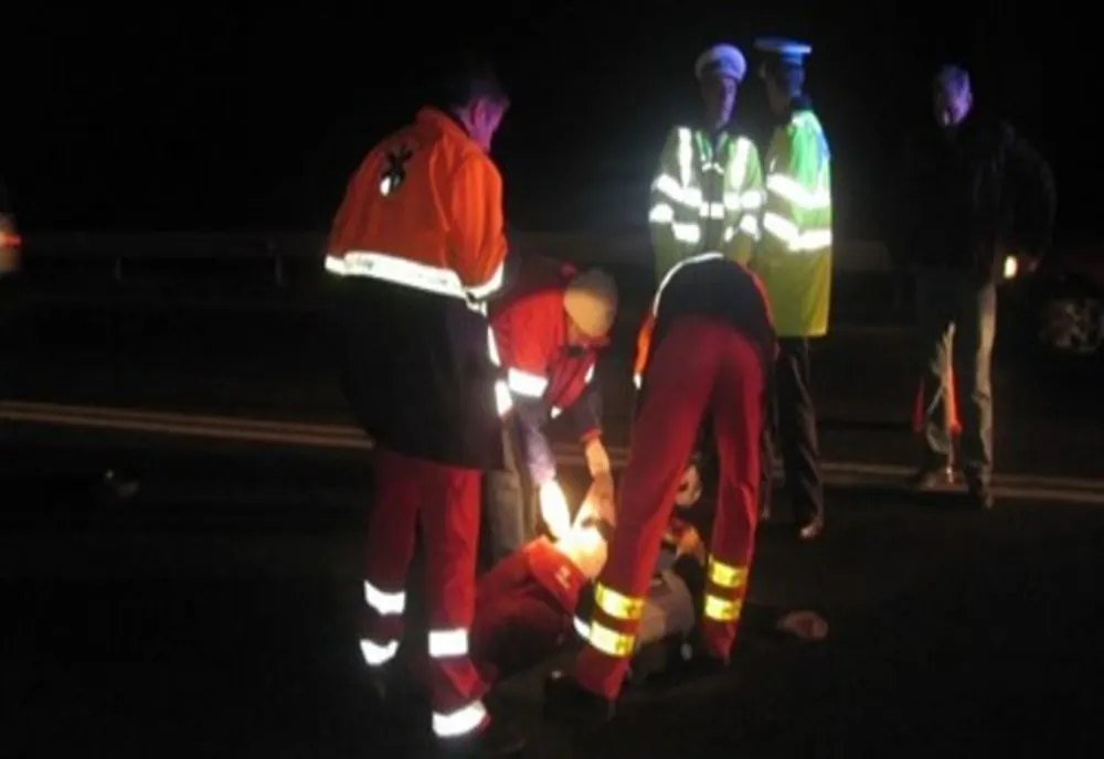 Un tânăr drogat a murit în brațele polițiștilor din Olt. Bărbatul a înghițit COCAINĂ ca să ascundă probele
