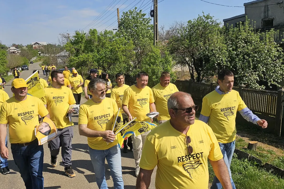 CANDIDATUL AUR ESTE ÎN PLINĂ CURSĂ ELECTORALĂ ÎMPOTRIVA SISTEMULUI VECHI