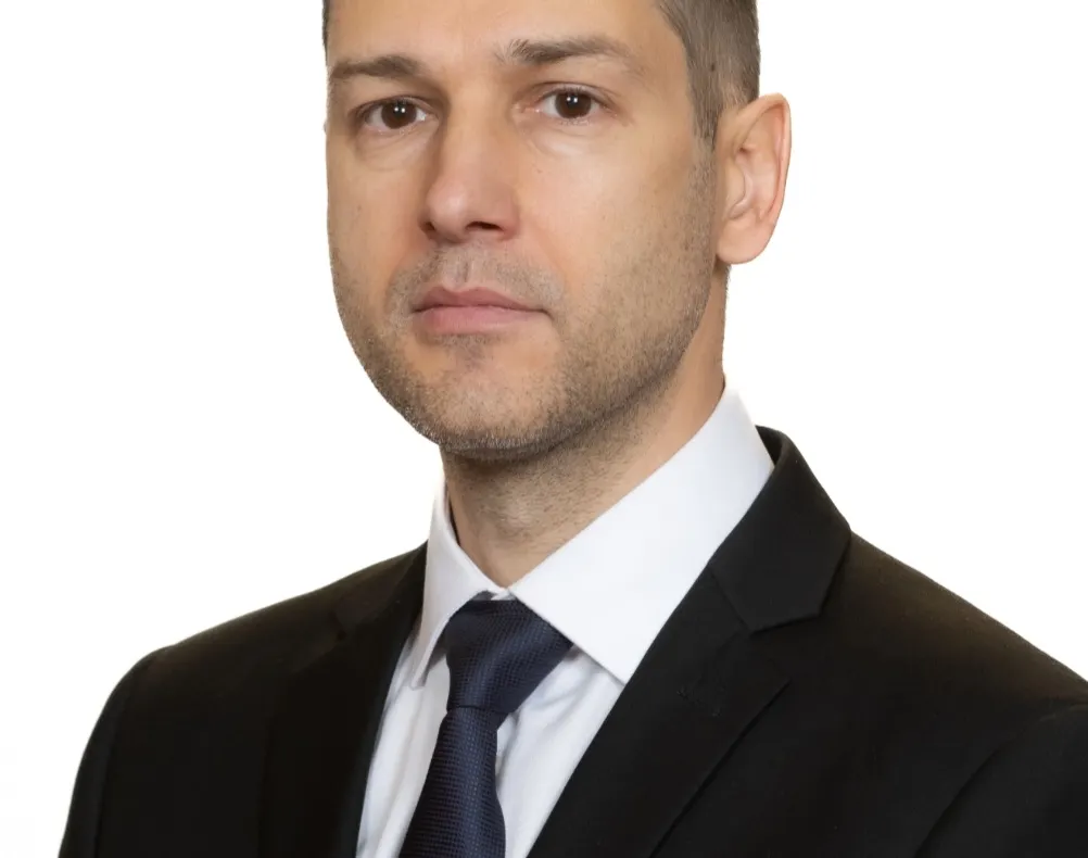 PETRE GEORGE CEZAR (AUR) CERE SOCOTEALĂ GUVERNULUI: „CÂT MAI ÎNTÂRZIE STATUL PLATA FACTURILOR DIN INVESTIȚII?”