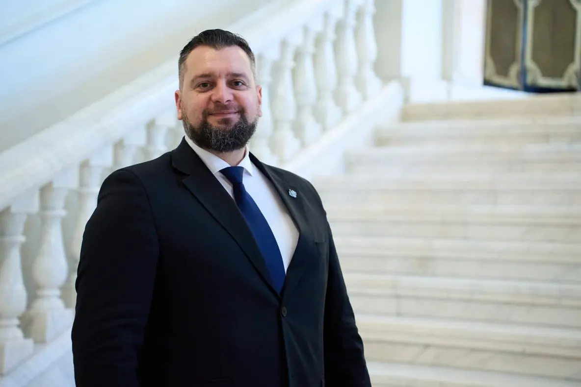 SENATOR AUR: „USR, CUCUL POLITIC AL ROMÂNIEI. TRĂIEȘTE DIN IMAGINEA CELUI PE CARE L-A TRĂDAT”