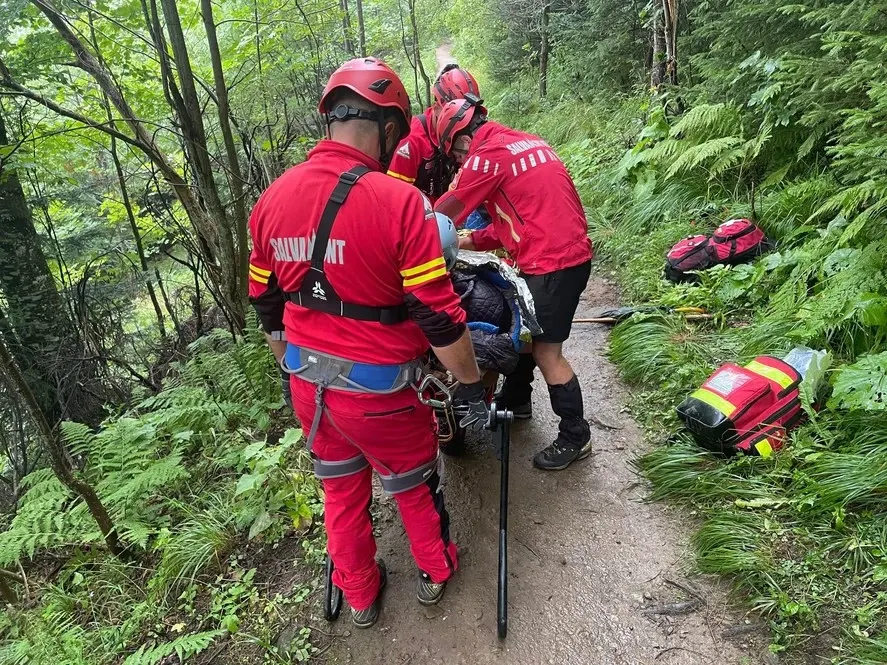 Noapte de foc pentru salvamontiști: 13 persoane recuperate de pe munte în ultimele 24 de ore