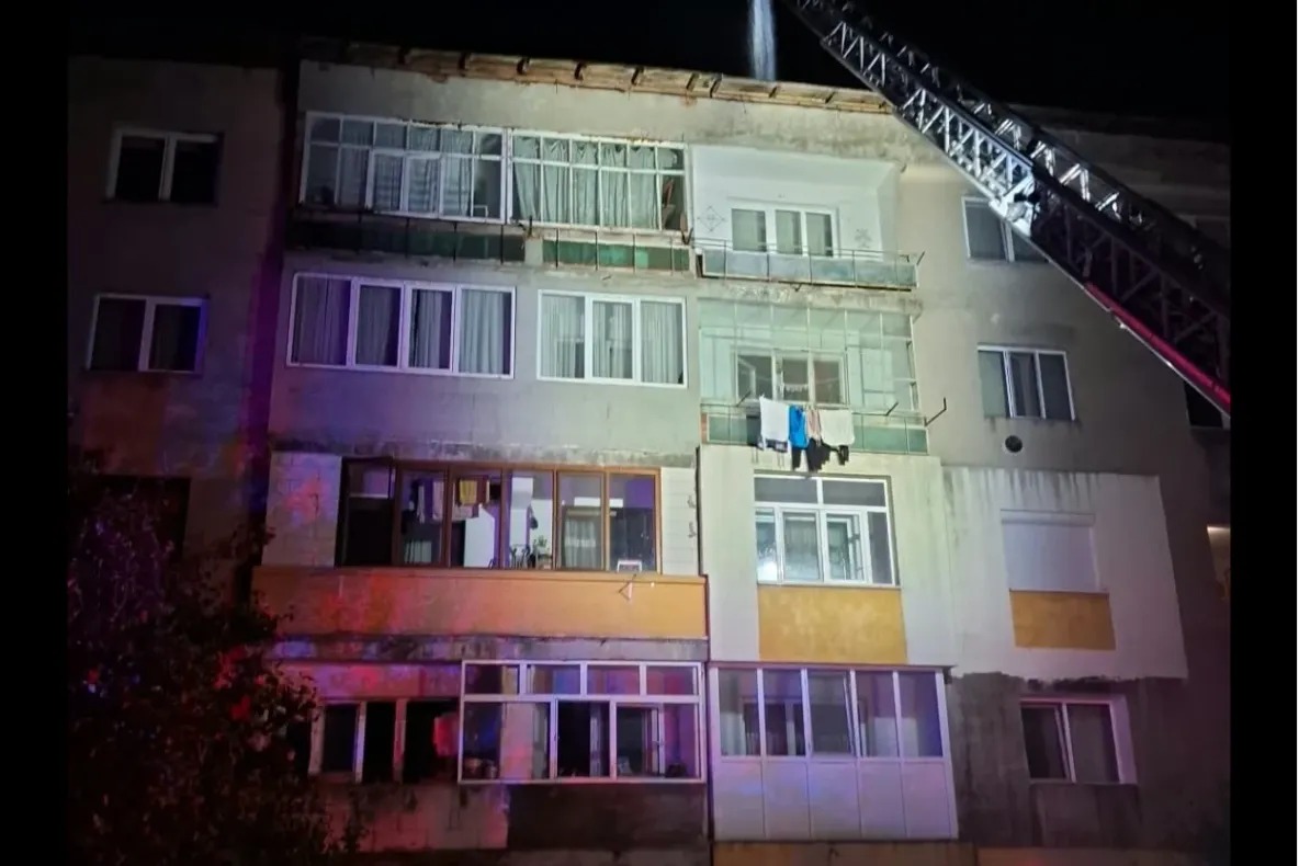 Incendiu într-un bloc din Balş. Peste 50 de persoane, evacuate