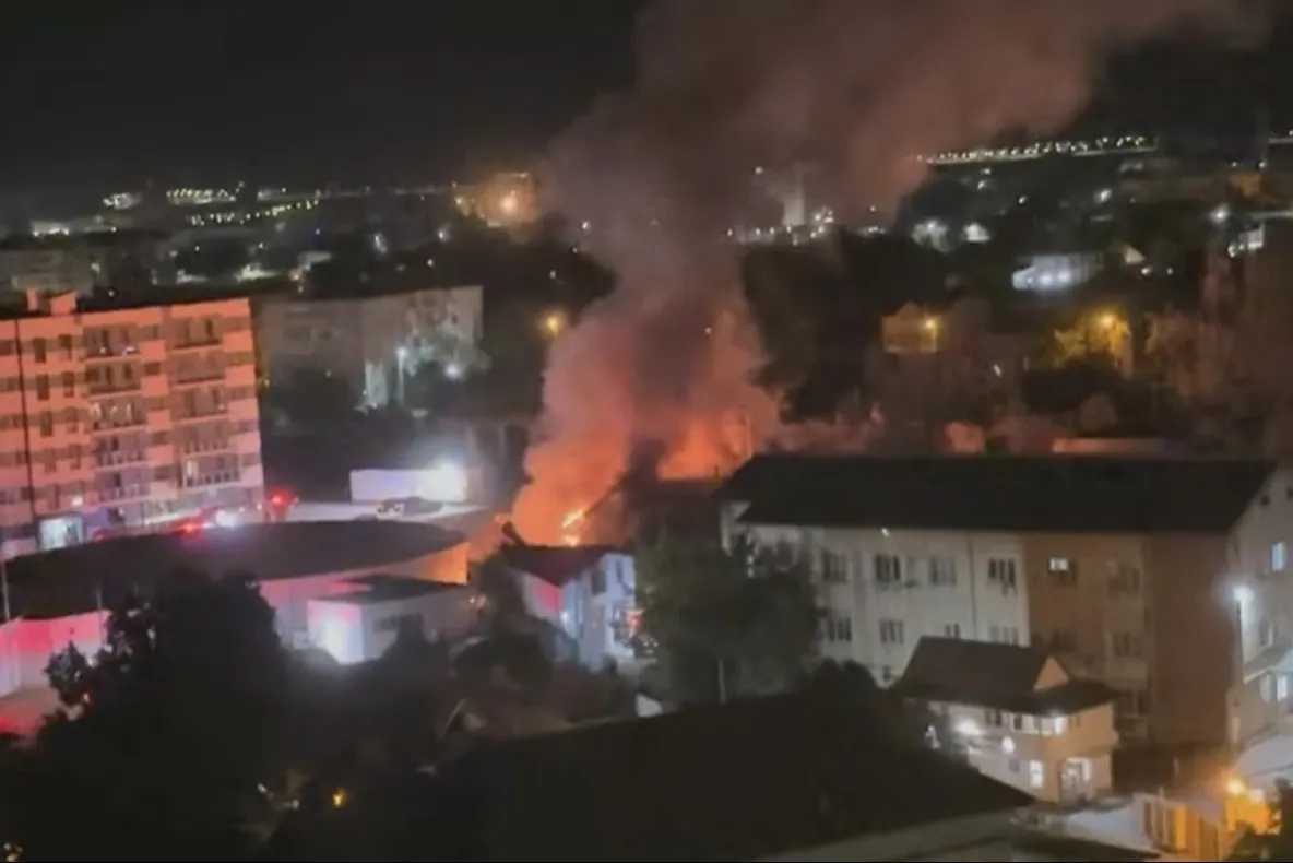 Incendiu devastator într-o locuință din Slatina. Trei persoane au ajuns la spital, printre care și o minoră