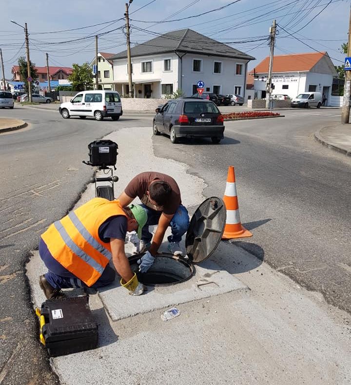 Adio, trafic bară la bară, la intrarea în Slatina. S-au terminat lucrările la canalizare