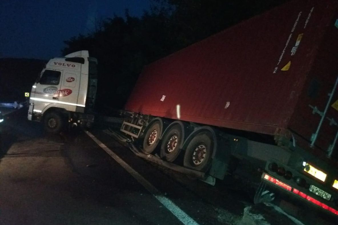 TIR răsturnat în şanţ, la Pădurea Sarului. Poliţia: Şoferul era băut bine