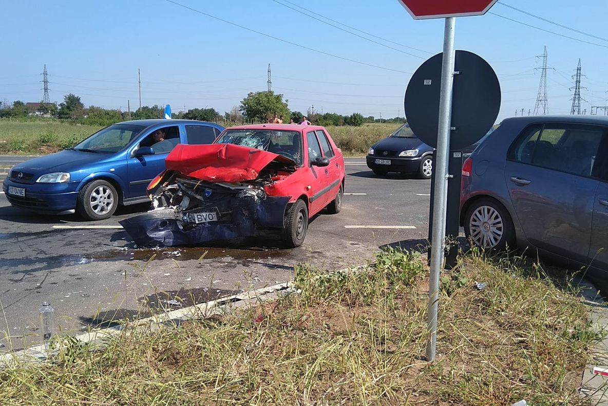 Trei copii răniți într-un accident, pe centura Caracalului (FOTO)