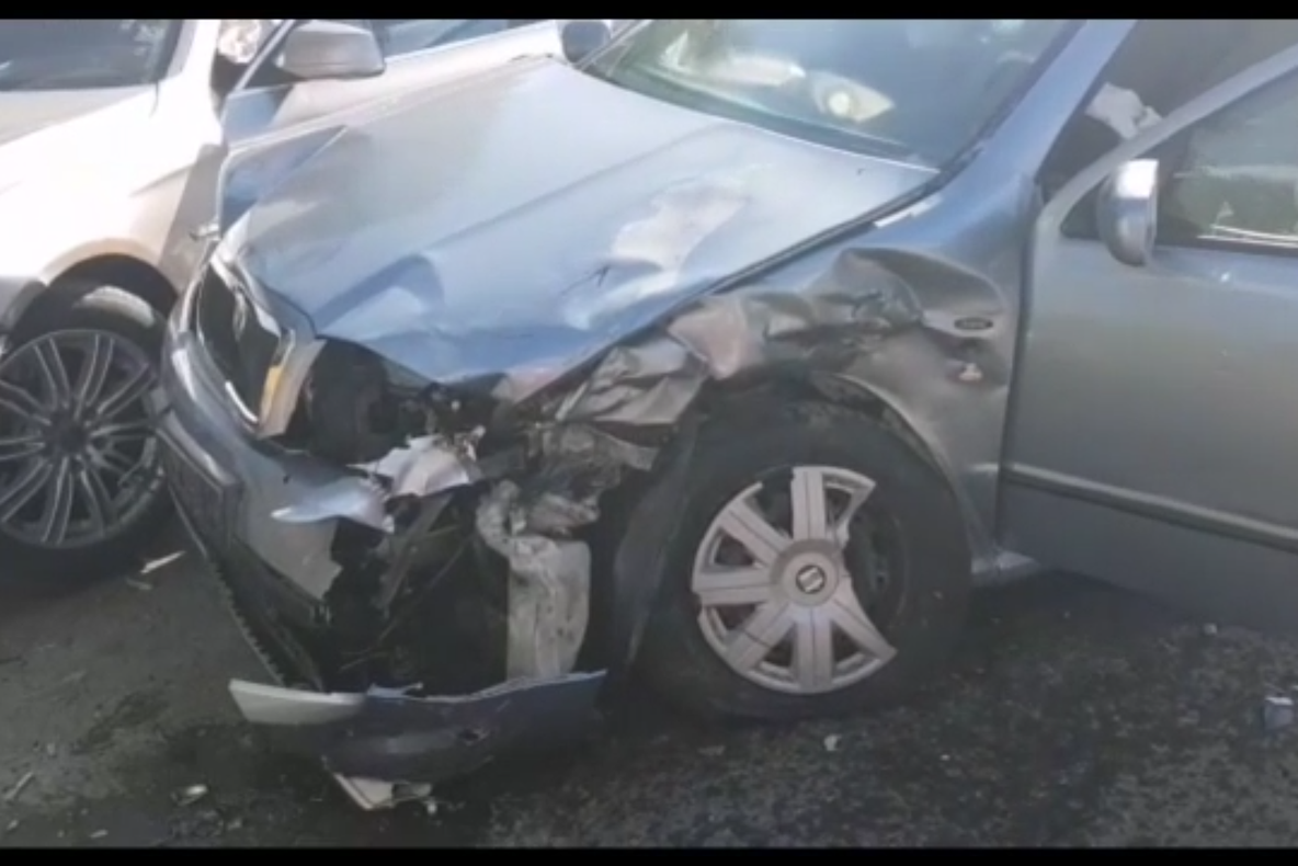 Accident cu trei autoturisme implicate, la Corabia. Nouă persoane rănite