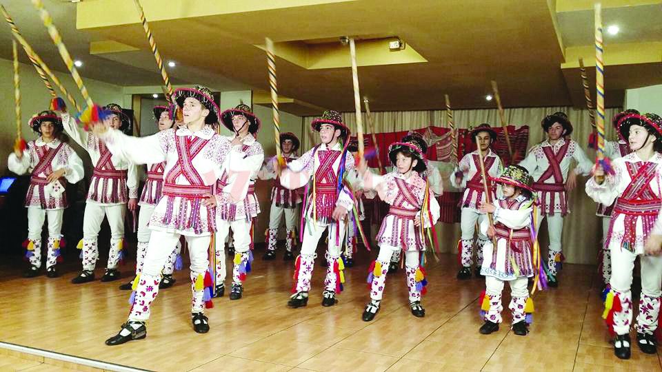 Artiștii populari de la „Poarta Olteniei” dau spectacole pentru turiști, pe Litoral