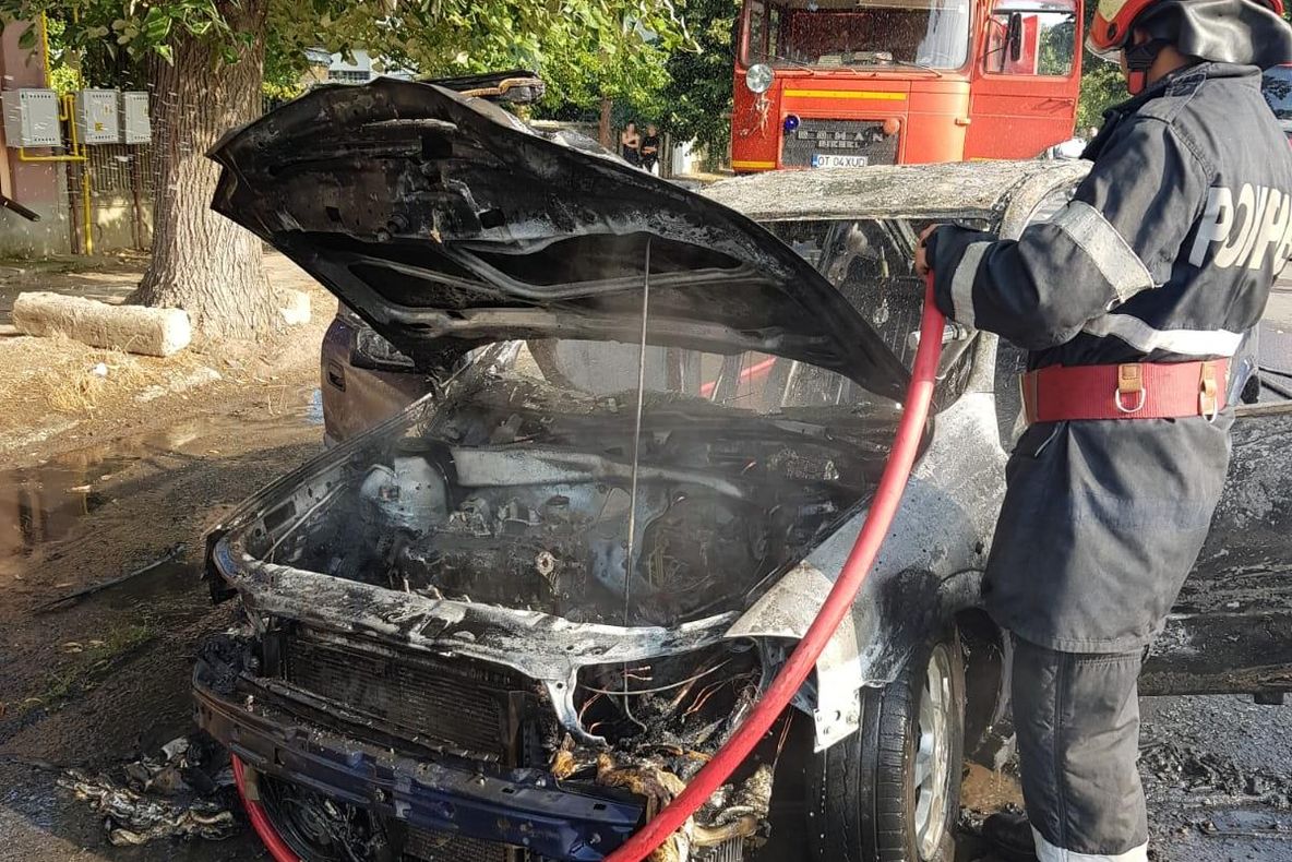 S-a salvat în ultimul moment după ce maşina i-a luat foc în mers - VIDEO