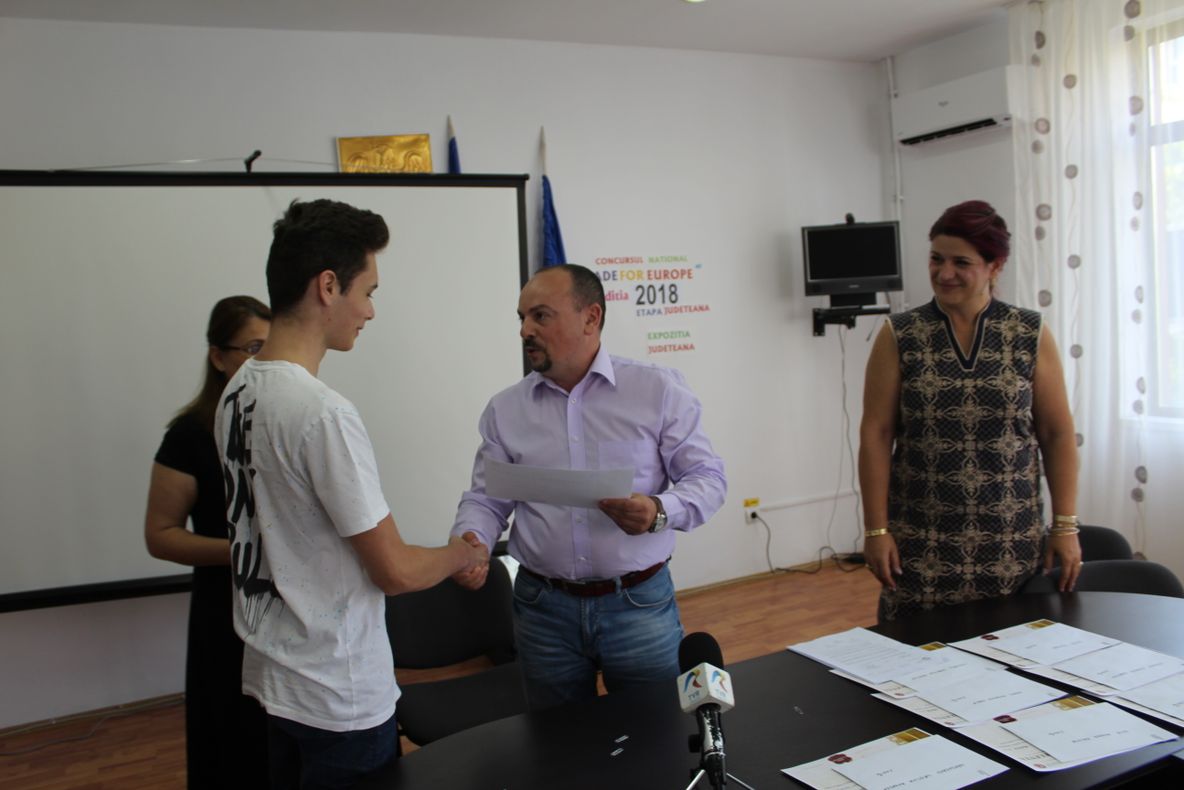 Elevii cu nota maximă la Evaluarea Naţională şi Bacalaureat, premiaţi