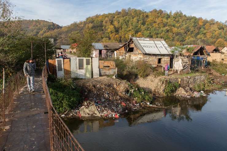 Raport. Sute de familii din Slatina locuiesc „informal“ şi fără acte de identitate