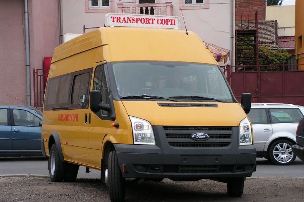 Şcolile din judeţ, dotate cu noi microbuze şcolare