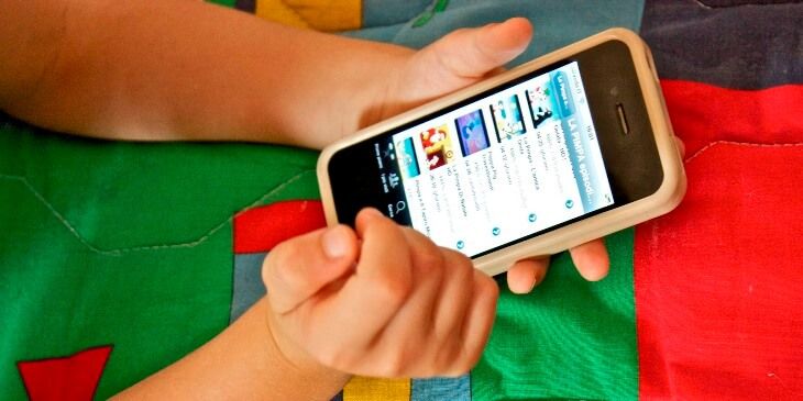 Minori filmaţi în timp ce fac sex oral. Un bărbat a fost reţinut de DIICOT după ce a distribuit filmarea pe internet