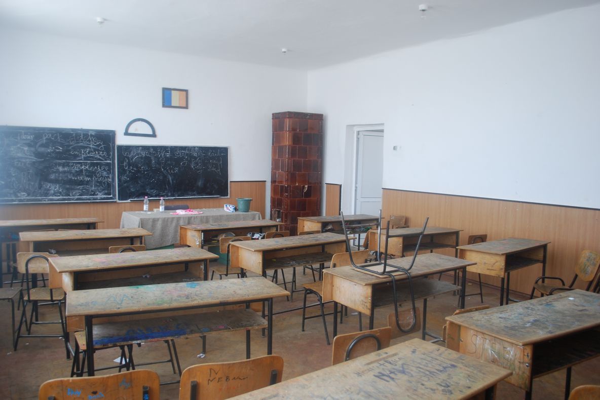 Elevii olteni încep noul an în şcoli fără sursă de apă potabilă, gard împrejmuitor sau toalete