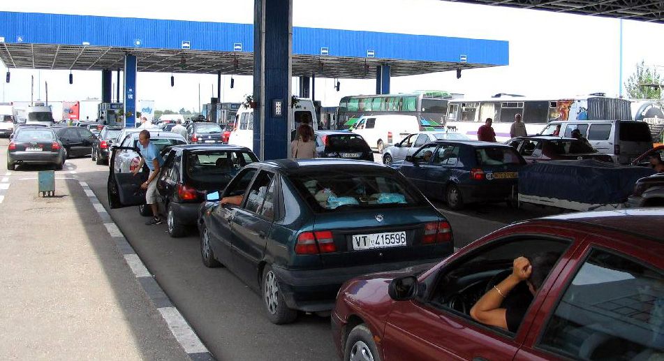 Dosar pentru un bărbat din Olt, prins la vamă cu o maşină căutată în Italia