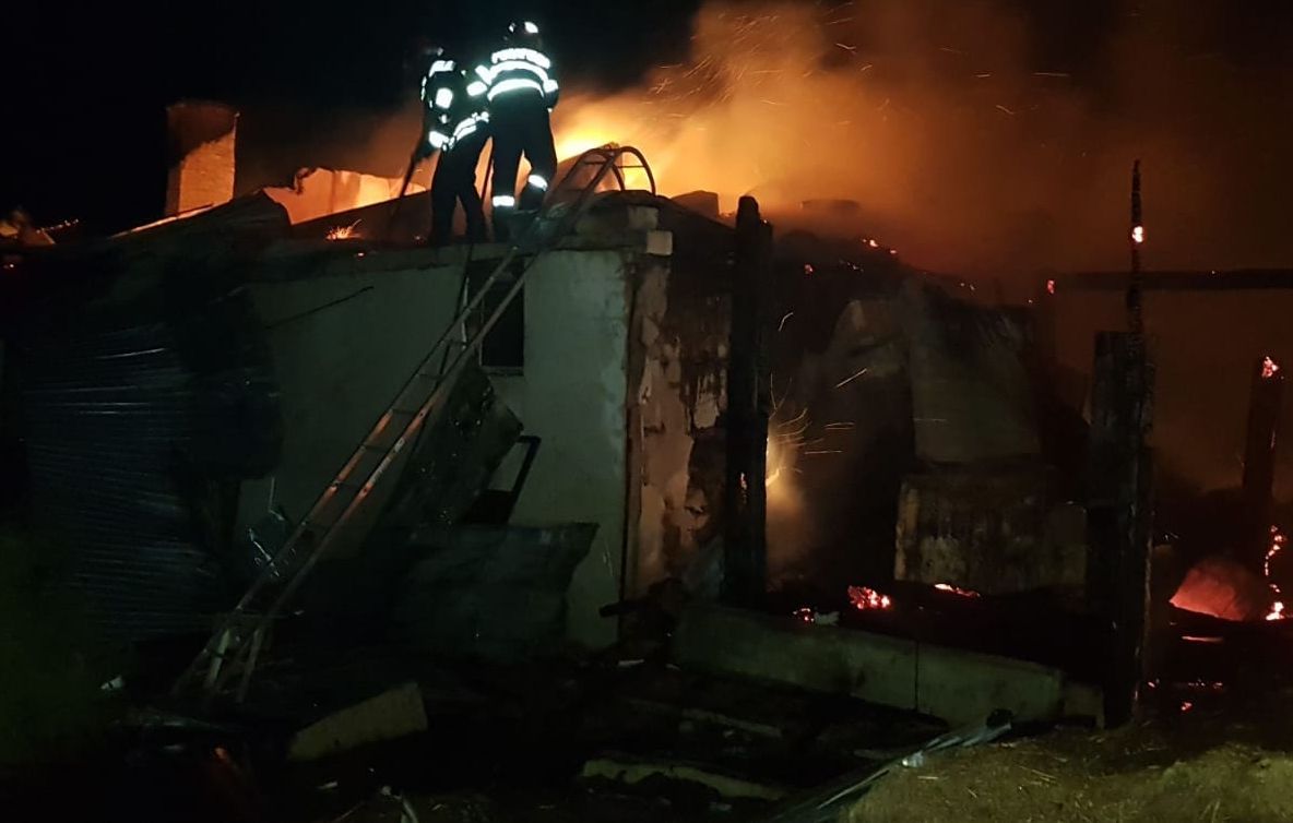 Un bărbat și soția sa, răniți într-un incendiu la Piatra-Olt. VIDEO