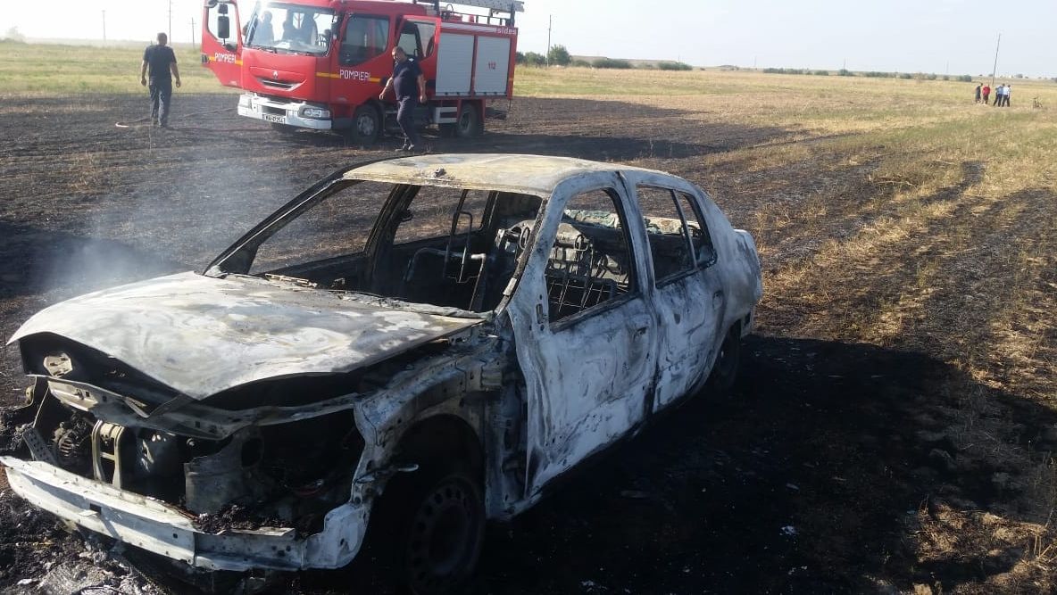 Autoturism distrus într-un incendiu de vegetație uscată, la Corabia. Un bărbat a suferit arsuri - FOTO&amp;VIDEO
