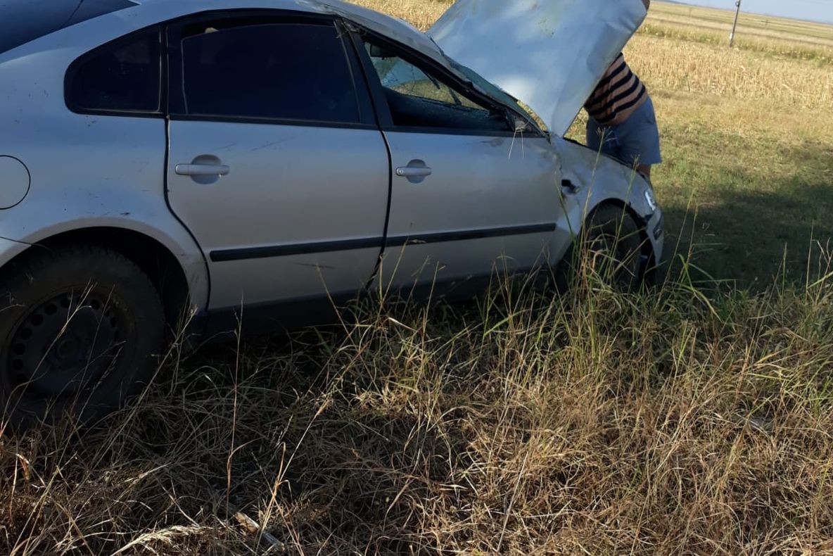 Mașină răsturnată pe un drum din Olt. O fetiță de 13 ani, la spital. FOTO