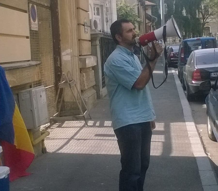 Dascăl din Poboru, protest la Ministerul Educației. Cere eliminarea învățământului simultan