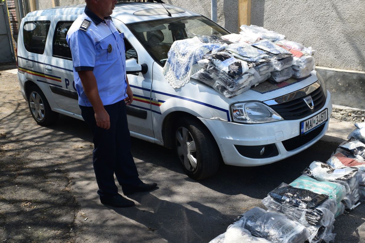 Captură neobişnuită pentru poliţiştii din Balş: 500 de rochii „de contrabandă“