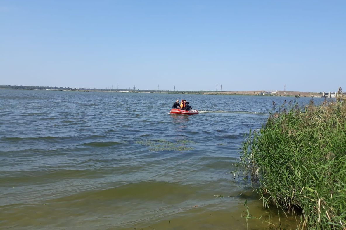 Un bărbat din Olt, înecat la scăldat, este căutat de scafandri