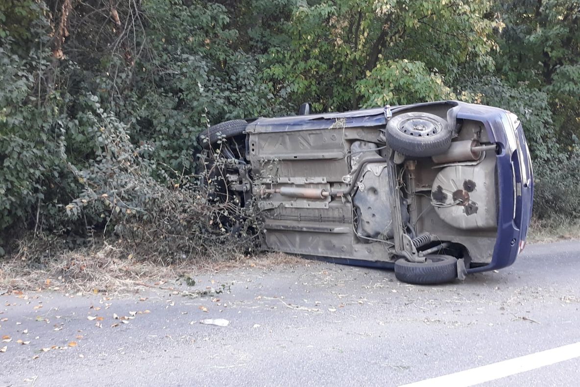 Răsturnare spectaculoasă cu mașina. Un bărbat a ajuns la spital - FOTO