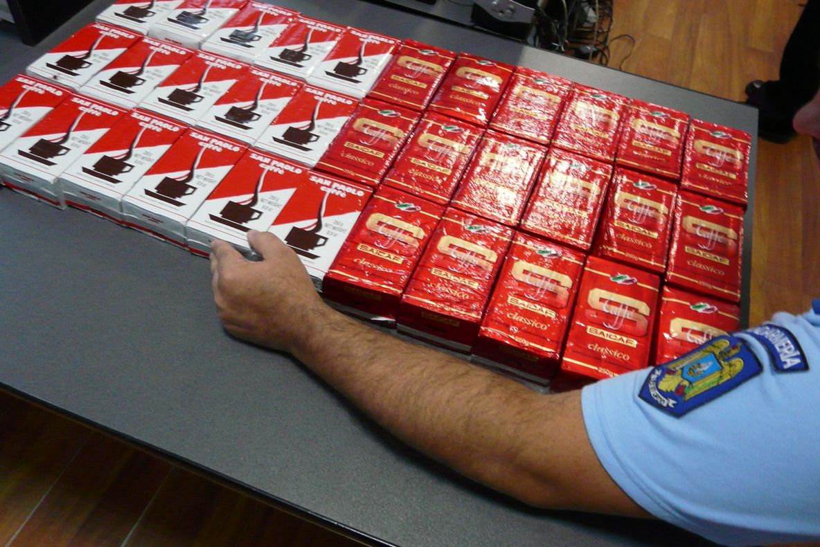 Vindea pachete de cafea, dar n-avea acte pentru ele. Jandarmii l-au amendat