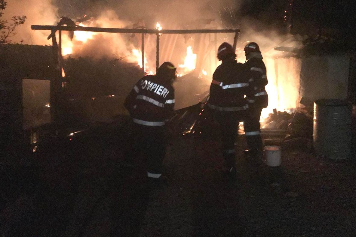 Incendiu la Izvoarele. Cereale şi nutreţ distruse de flăcări - FOTO&amp;VIDEO
