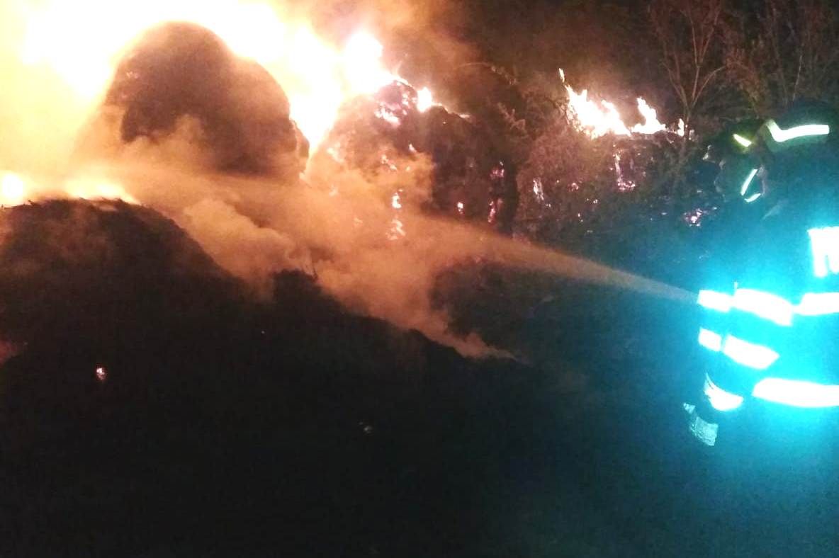 Pagubă pentru un fermier din Olt. 20 de tone de furaje, distruse într-un incendiu provocat intenţionat - FOTO&amp;VIDEO