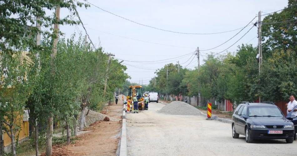 Slatina: primăria asfaltează străzile balastate pe care circulă autobuzele Loctrans
