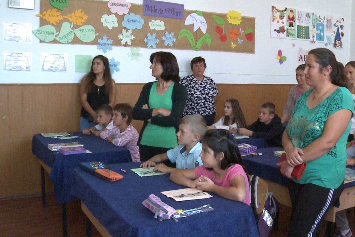 Școală în clase simultane. La Coteana, copii de pregătitoare învață cu cei de a II-a