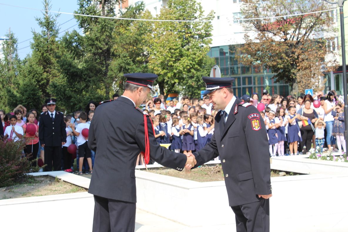 „Salvator de onoare” al judeţului după ce a salvat un bărbat surprins de un mal de pământ