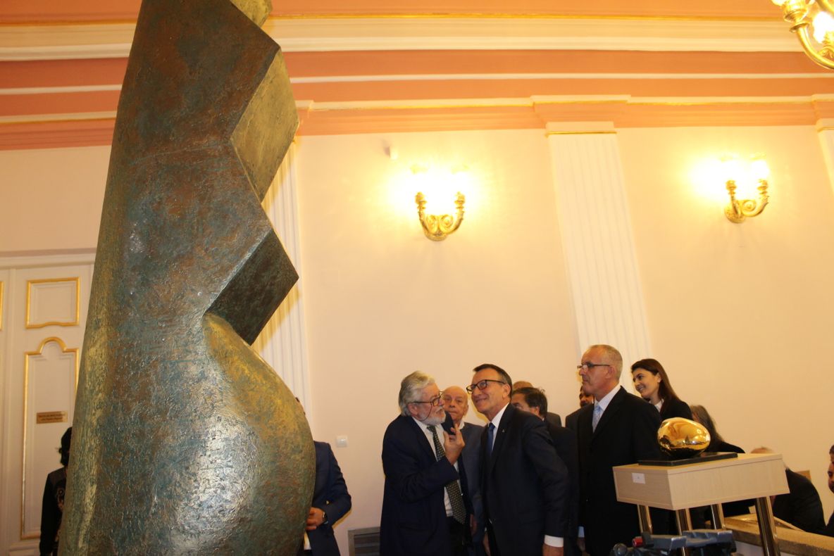 Vicepremierul Stănescu vrea o reproducere a Coloanei Infinitului, în faţa Casei Poporului