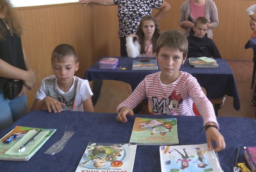 Manuale vechi pentru majoritatea elevilor. Cei de clasa a VI-a nu au primit toate cărțile