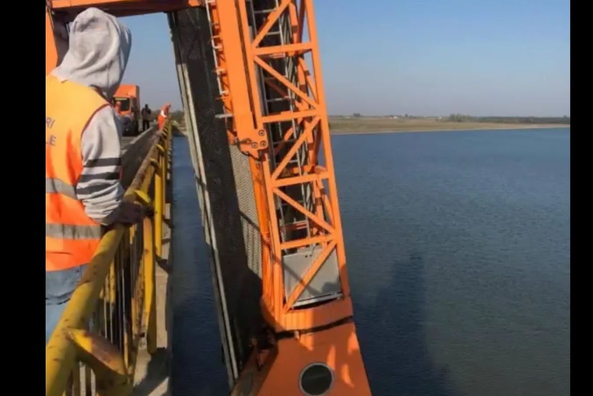 Podul peste Olt de la Stoeneşti, în revizie - VIDEO