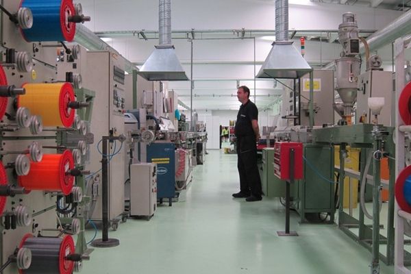 Fabrica de cabluri face angajări. Oferă bonusuri pentru cei care vin cu recomandări