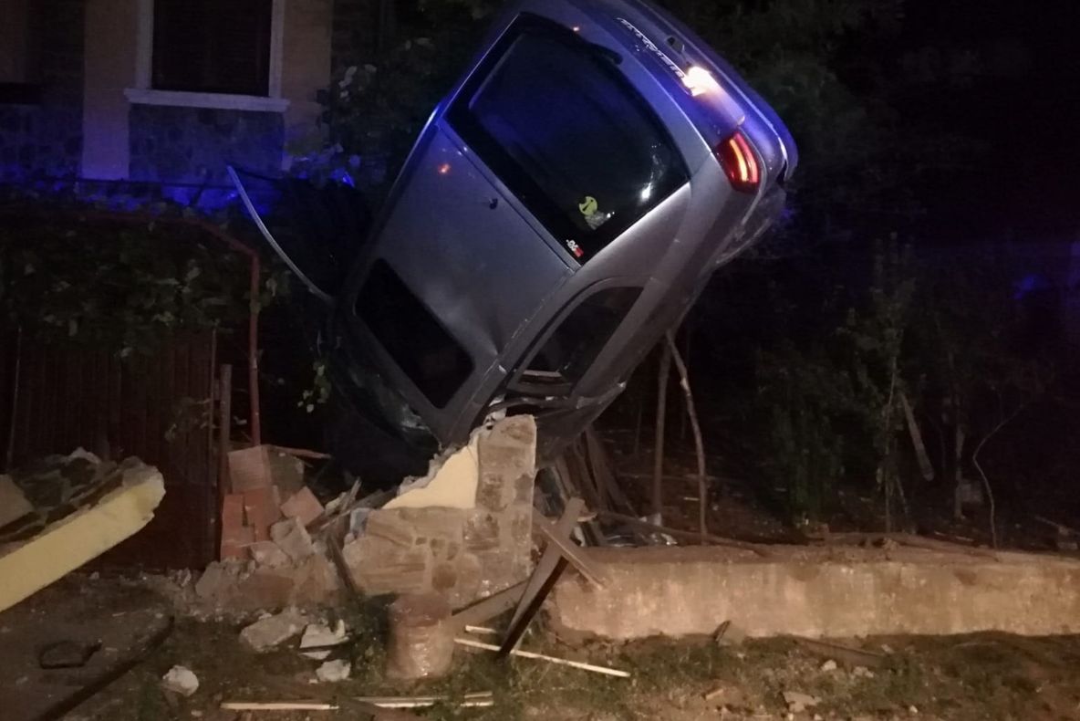 Cum au reușit trei tineri să rămână cu mașina suspendată într-un gard - FOTO&amp;VIDEO