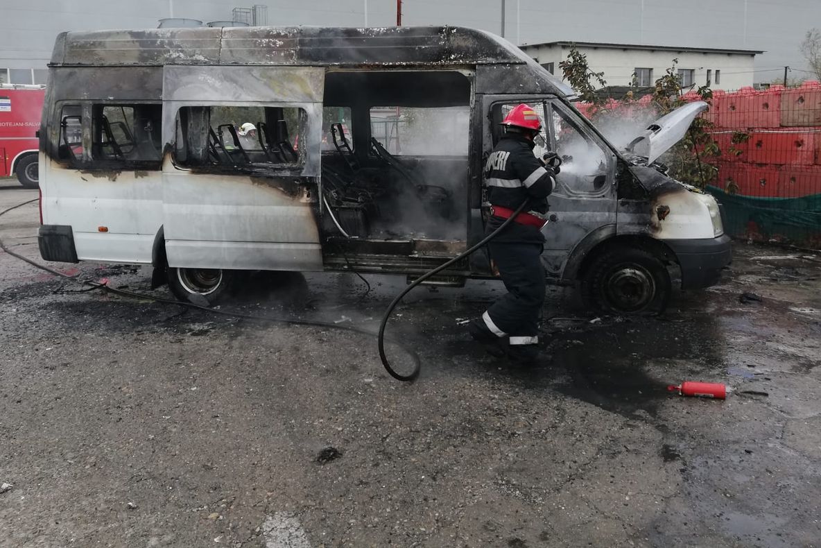 Incendiu izbucnit la un microbuz în Slatina