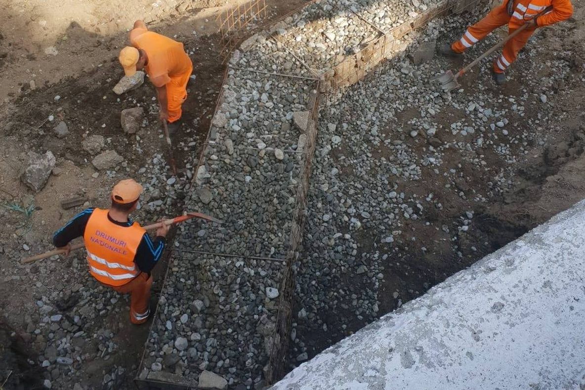 Drum naţional din Olt, surpat. Drumarii refac terasamentul - FOTO