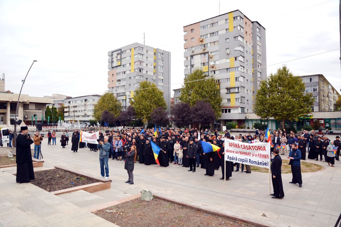 Preoții promovează familia tradițională. Au standuri de informare în cinci orașe din Olt