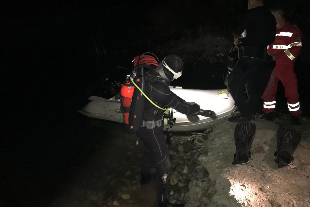 După trei ore de căutări, scafandrii l-au găsit pe bărbatul înecat în râul Olt - FOTO&amp;VIDEO