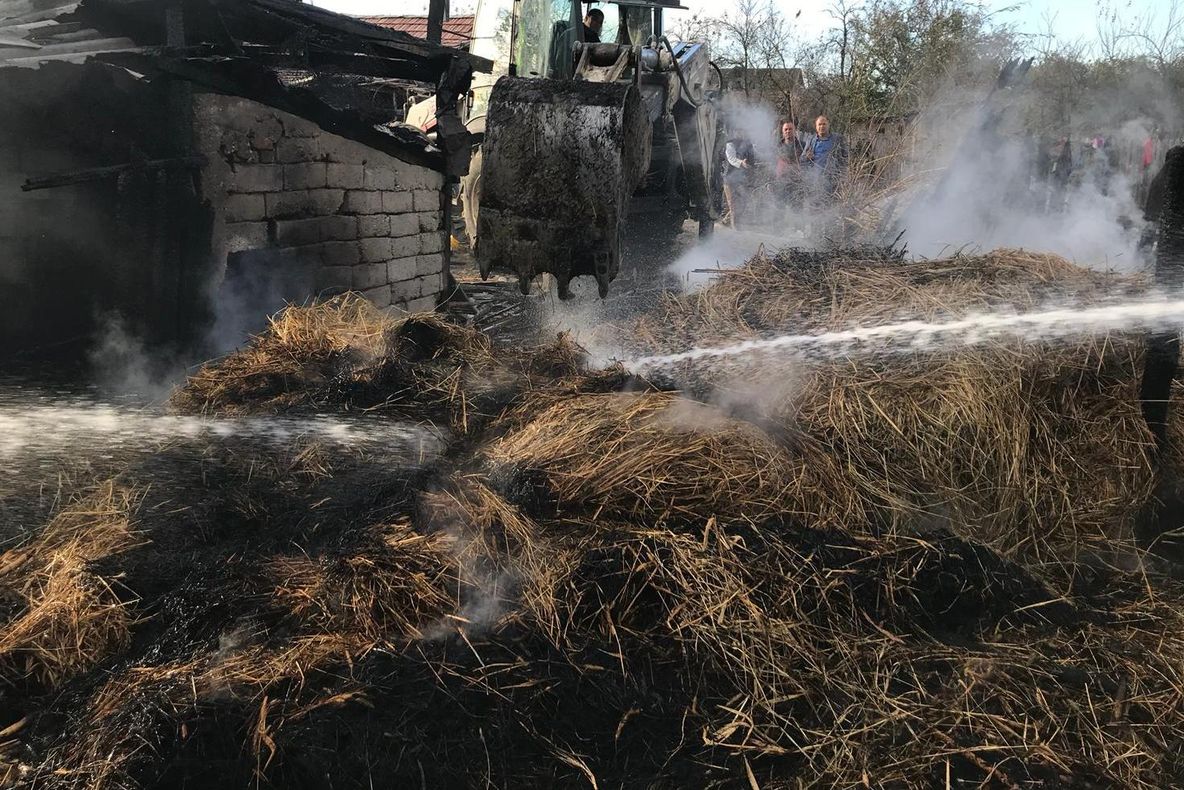 Pagubă de la cazanul de ţuică. Focul le-a distrus tone de furaje - FOTO&amp;VIDEO
