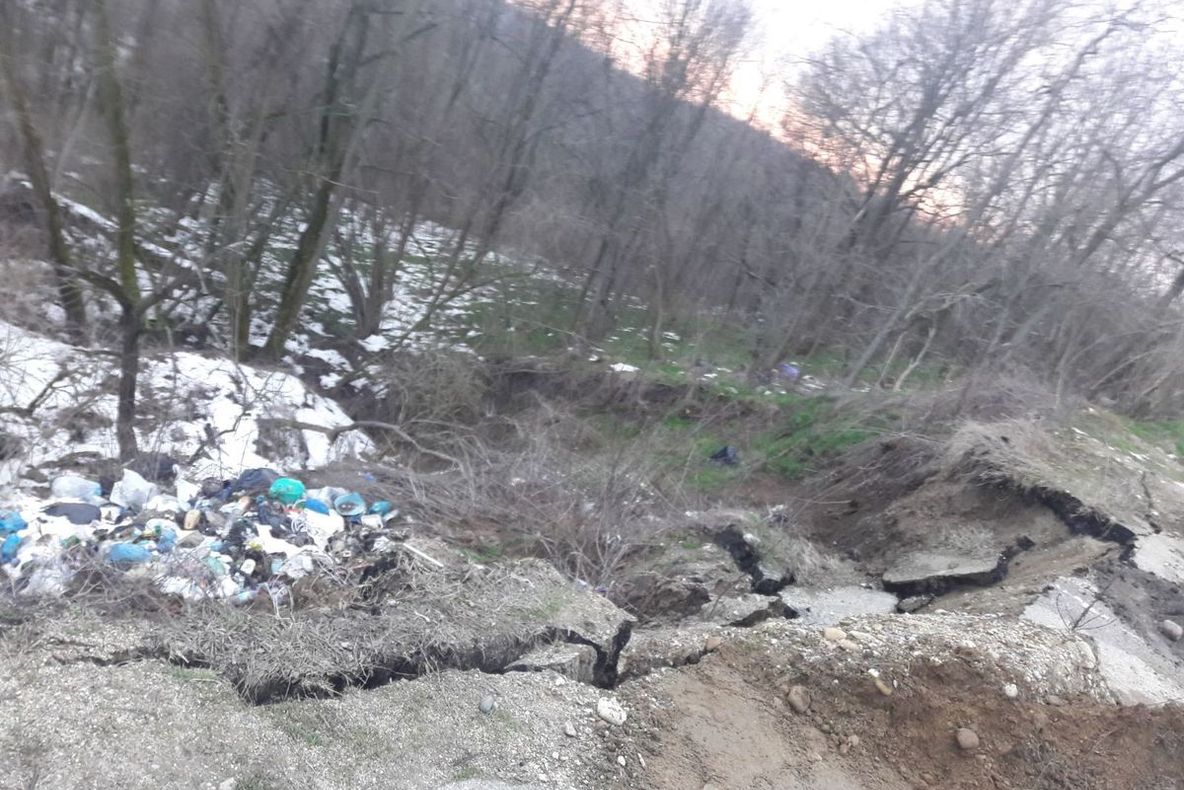 Se reface porţiunea din cel mai lung drum judeţean din Olt, afectată de alunecările de teren