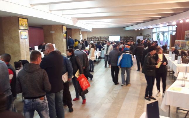 Mai multe joburi decât numărul participanților, la bursa locurilor de muncă pentru absolvenți