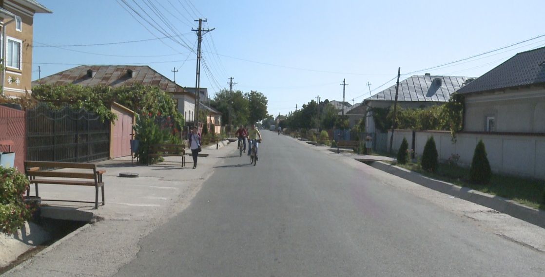 Comuna din Olt în care se circulă „în papuci”. Primăria a asfaltat toate ulițele și acum construiește o centură ocolitoare