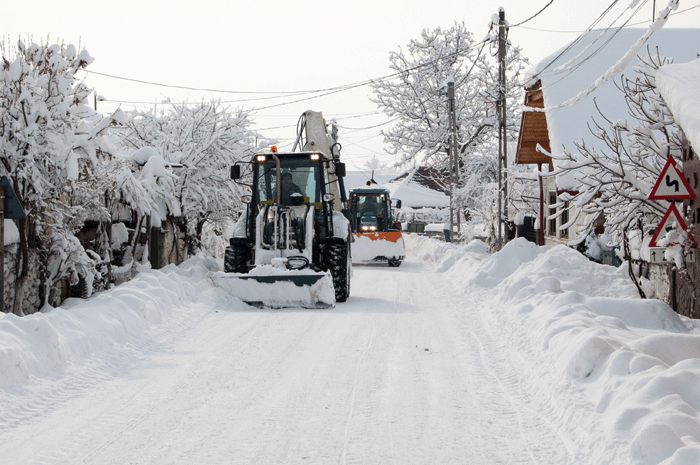 Pregătiţi pentru iarnă. Zeci de primării din judeţ au încheiat contracte de deszăpezire