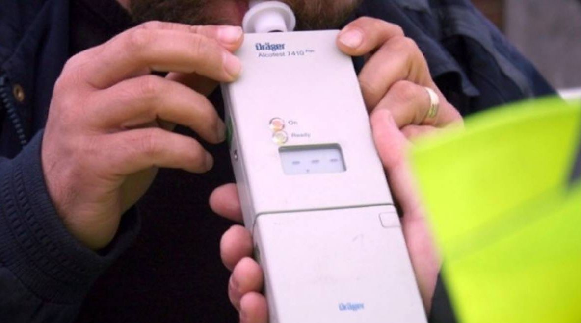 A fost tras pe dreapta de poliţişti. Oamenii legii au rămas ŞOCAŢI când au văzut cât arată etilotestul